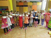 Kuchaři připravují bramborový salát